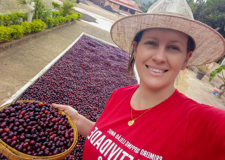 "Sou eternamente grata a minha família que sempre esteve me apoiando, e me ajudando, e ao tio Alípio por ter me ajudado a enxergar o mundo que eu não conhecia sobre o café".
